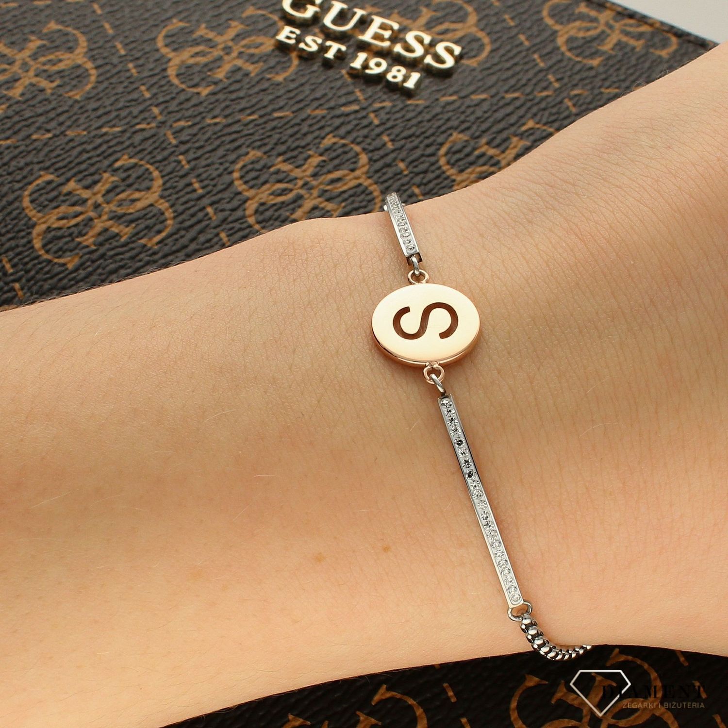 Bransoletka Nomination Italy z kolekcji Milleluci Letters. Wykonana ze stali szlachetnej, zdobiona mieniącymi się, błyszczącymi cyrkoniami pave oraz zawieszką z literą S w kolorze różowego złota (2).jpg